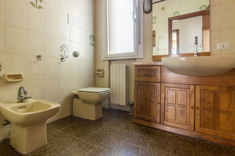 Appartamento sito al secondo piano e dotato di ascensore.
L’immobile è composto da un ingresso, s...