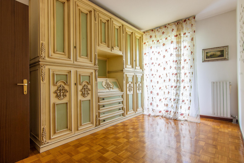 Appartamento sito al secondo piano e dotato di ascensore.
L’immobile è composto da un ingresso, s...