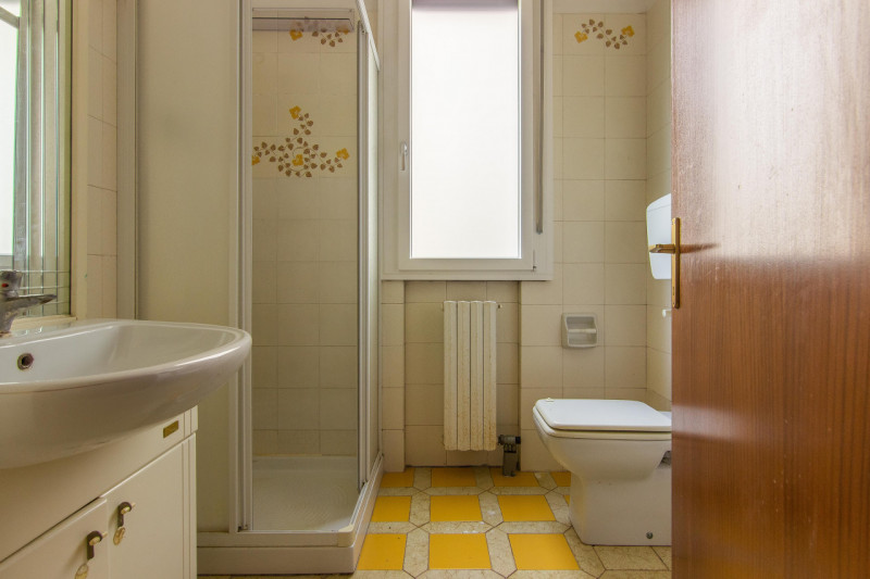 Appartamento sito al secondo piano e dotato di ascensore.
L’immobile è composto da un ingresso, s...