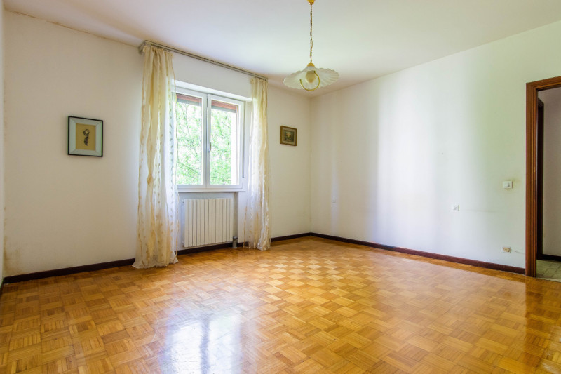 Appartamento sito al secondo piano e dotato di ascensore.
L’immobile è composto da un ingresso, s...