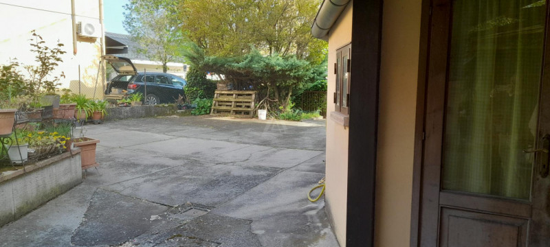 Scoprite un'opportunità unica con questo splendido palazzo situato nel centro storico di Castello...