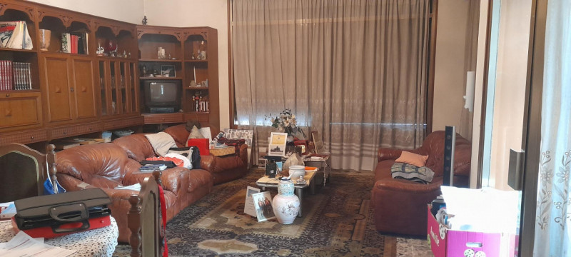 Scoprite un'opportunità unica con questo splendido palazzo situato nel centro storico di Castello...