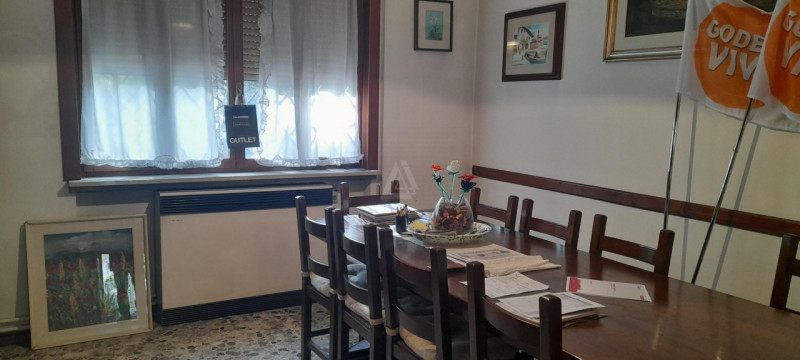 Scoprite un'opportunità unica con questo splendido palazzo situato nel centro storico di Castello...