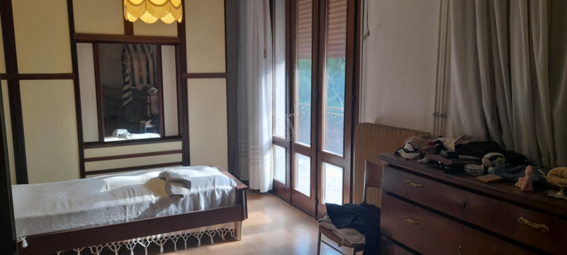 Scoprite un'opportunità unica con questo splendido palazzo situato nel centro storico di Castello...