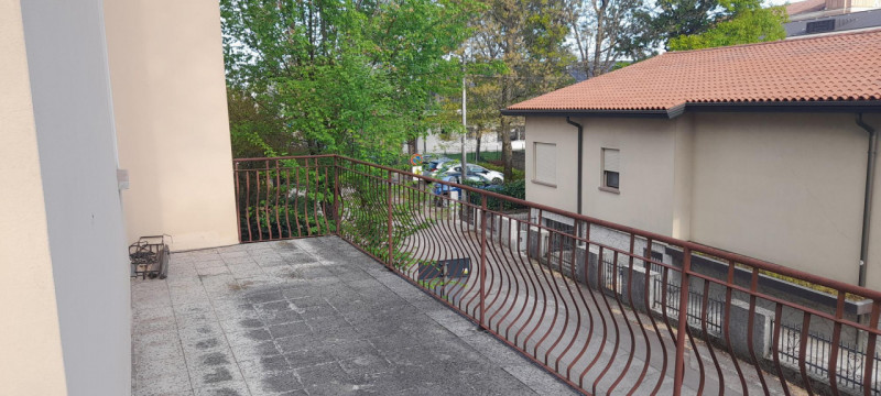 Scoprite un'opportunità unica con questo splendido palazzo situato nel centro storico di Castello...