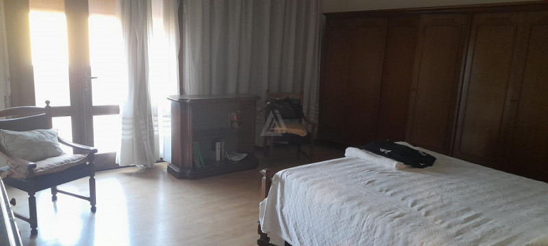 Scoprite un'opportunità unica con questo splendido palazzo situato nel centro storico di Castello...