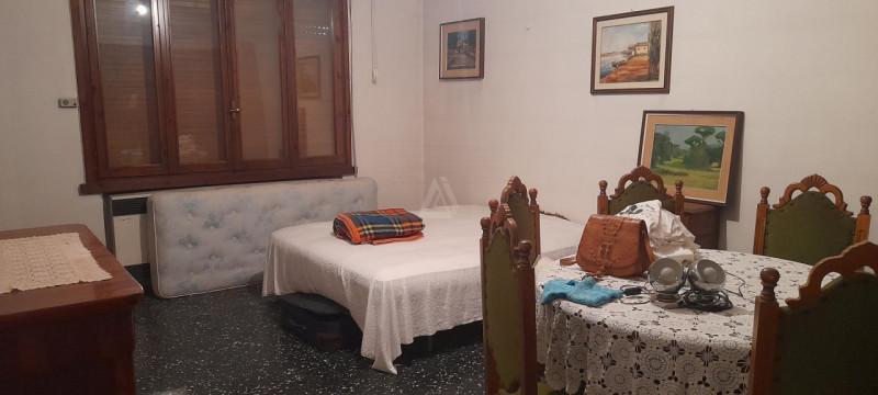 Scoprite un'opportunità unica con questo splendido palazzo situato nel centro storico di Castello...