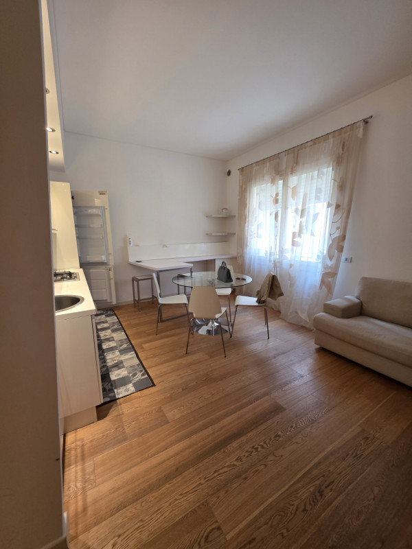 Nel prestigioso contesto del Centro Storico di Padova, proponiamo in affitto un elegante appartam...