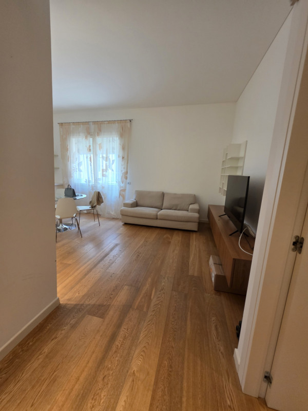 Nel prestigioso contesto del Centro Storico di Padova, proponiamo in affitto un elegante appartam...