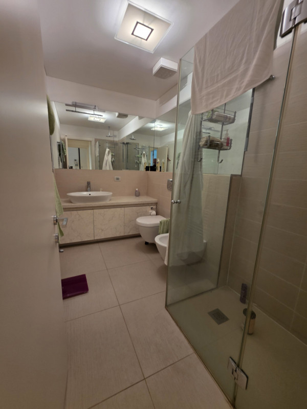 Nel prestigioso contesto del Centro Storico di Padova, proponiamo in affitto un elegante appartam...