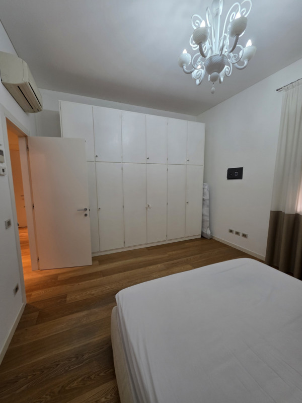 Nel prestigioso contesto del Centro Storico di Padova, proponiamo in affitto un elegante appartam...