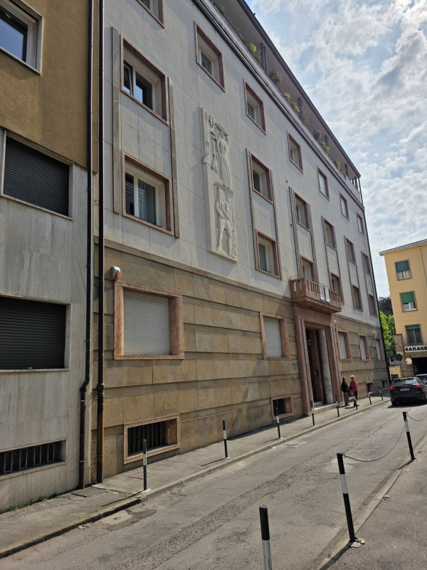 Nel prestigioso contesto del Centro Storico di Padova, proponiamo in affitto un elegante appartam...