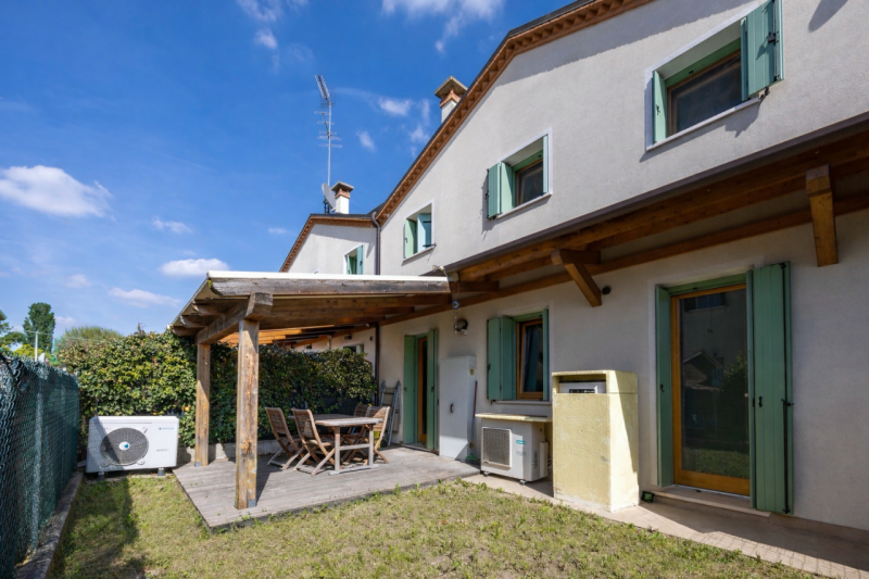 Porzione di recente costruzione ubicata a San Vito di Vigonza in un contesto immerso nel verde e ...