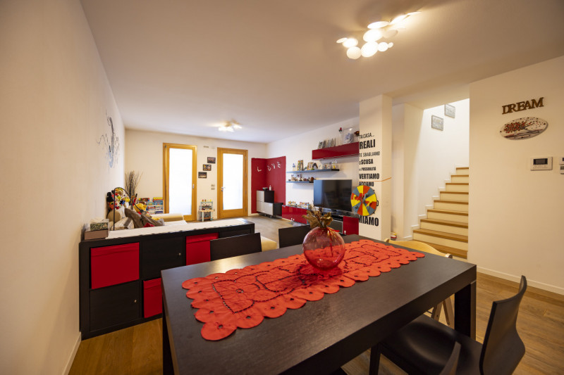 Porzione di recente costruzione ubicata a San Vito di Vigonza in un contesto immerso nel verde e ...