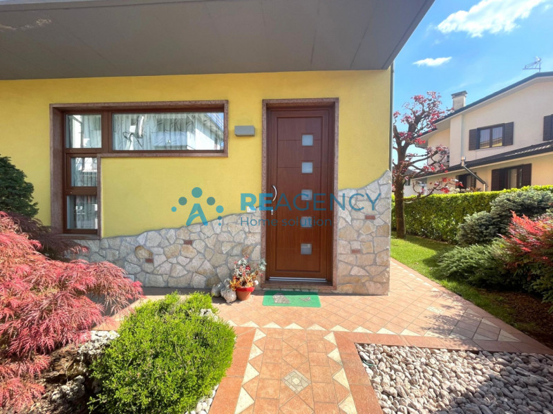 In una delle zone più tranquille e residenziali di Altavilla Vicentina, proponiamo in vendita que...