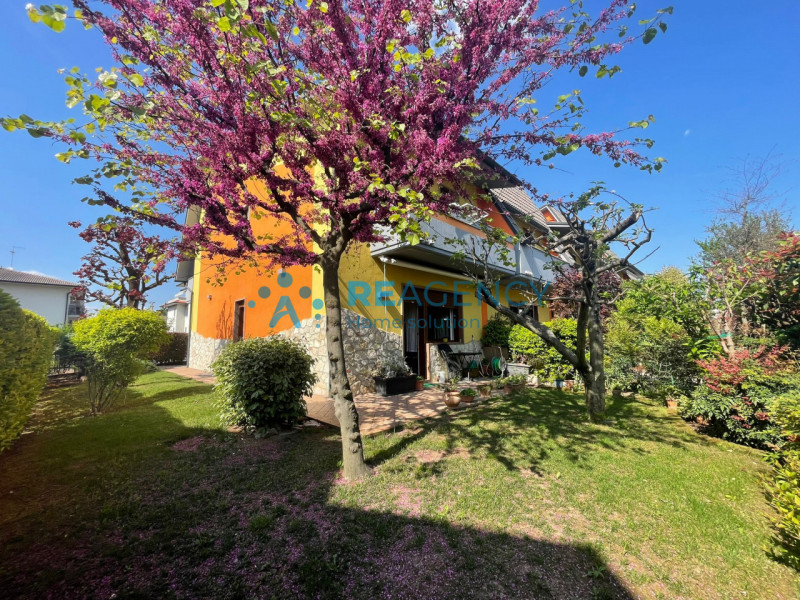 In una delle zone più tranquille e residenziali di Altavilla Vicentina, proponiamo in vendita que...