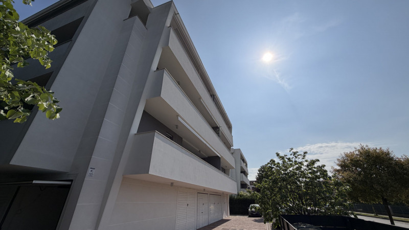 Scopri il tuo nuovo nido nel cuore di Perarolo, Vigonza! Ti presentiamo un esclusivo appartamento...