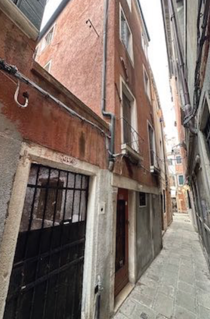 Rif. A.A.358-233

Vendita all'asta - abitazione su 4 livelli in data 29 maggio 2026

Descrizione:...