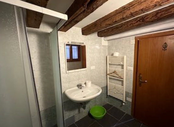 Rif. A.A.358-233

Vendita all'asta - abitazione su 4 livelli in data 29 maggio 2026

Descrizione:...