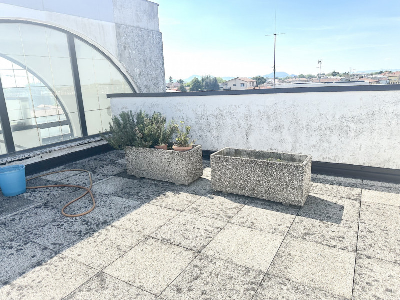 Via Monte Rosa. Centralissimo. Disponibile da luglio.
Canone Euro 1.100 non trattabili. Appartame...