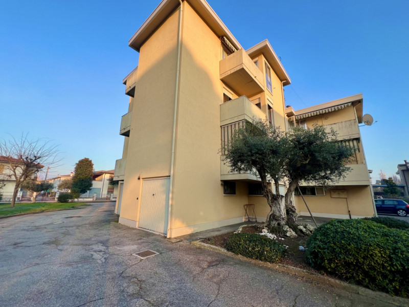 MONTAGNANA, in zona ben servita e comoda tutti i principali servizi al di fuori delle Mura antich...