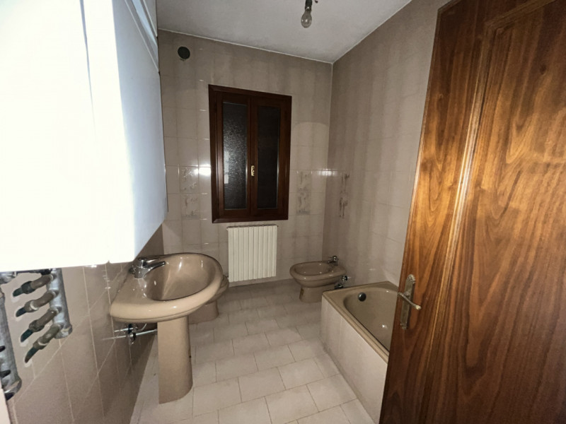 Nel centro del paese, dove la comodità dei servizi incontra il piacere della vita quotidiana, sor...