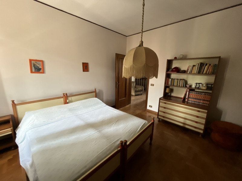 Nel centro del paese, dove la comodità dei servizi incontra il piacere della vita quotidiana, sor...