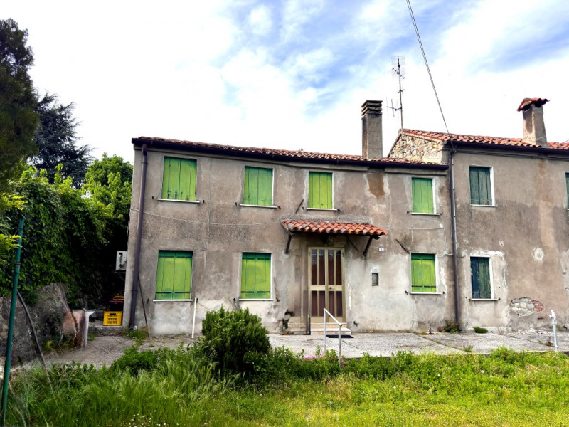 COMPSIZIONE:
Proponiamo in vendita abitazione completamente da ristrutturare, caratterizzata da u...