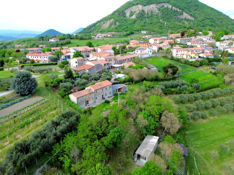 COMPSIZIONE:
Proponiamo in vendita abitazione completamente da ristrutturare, caratterizzata da u...