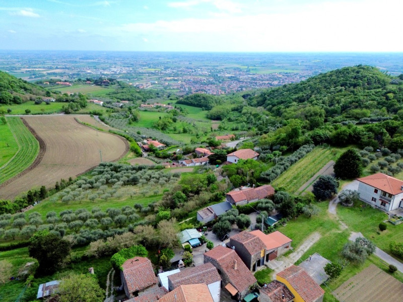 COMPSIZIONE:
Proponiamo in vendita abitazione completamente da ristrutturare, caratterizzata da u...