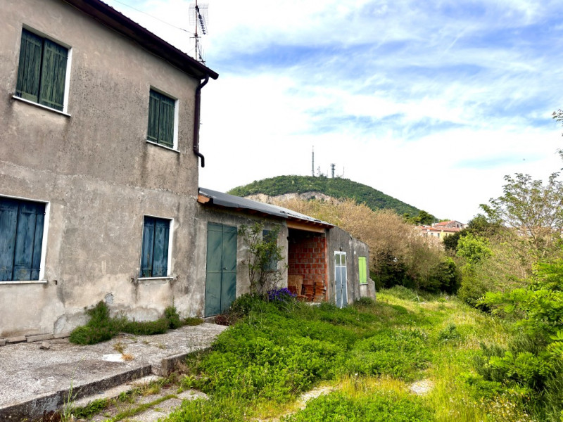 COMPSIZIONE:
Proponiamo in vendita abitazione completamente da ristrutturare, caratterizzata da u...