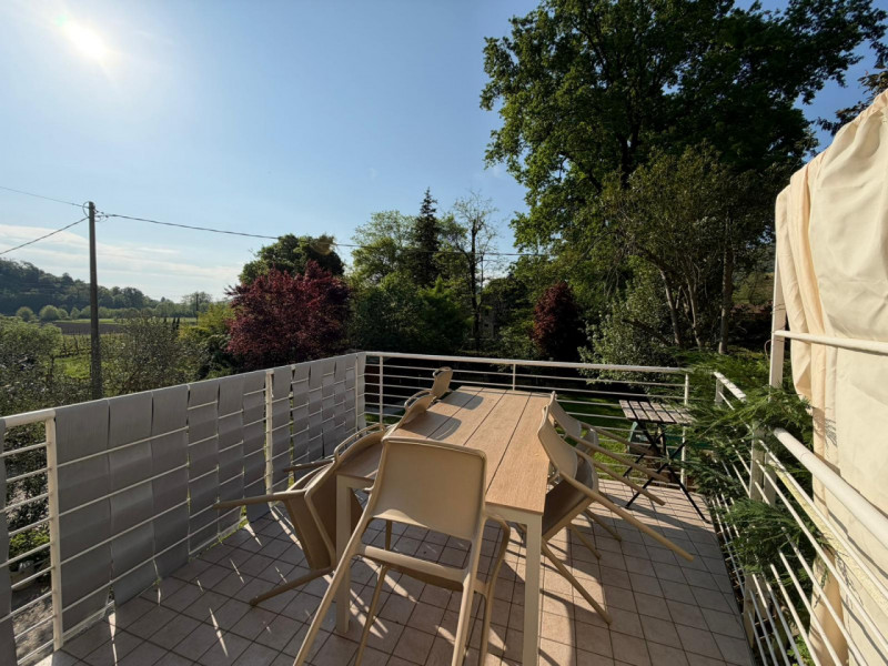 Nel suggestivo contesto dei Colli Euganei, proponiamo in vendita appartamento completamente ristr...