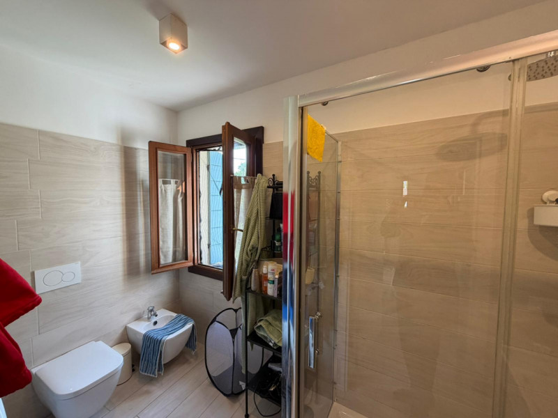 Nel suggestivo contesto dei Colli Euganei, proponiamo in vendita appartamento completamente ristr...