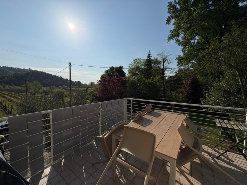 Nel suggestivo contesto dei Colli Euganei, proponiamo in vendita appartamento completamente ristr...