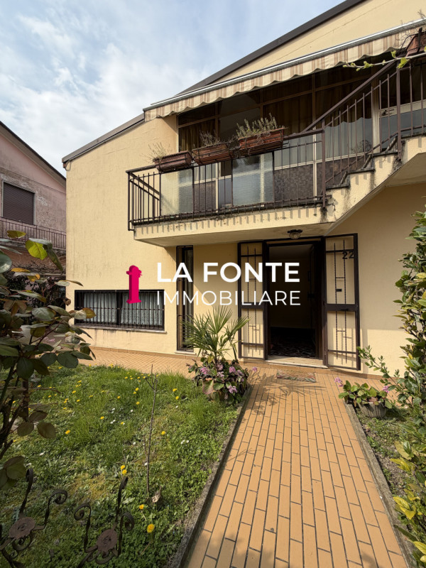 BUSA DI VIGONZA - VILLETTA SINGOLA  anni 70 dalle LINEE MODERNE ED ATTUALI

La casa offre spazi a...