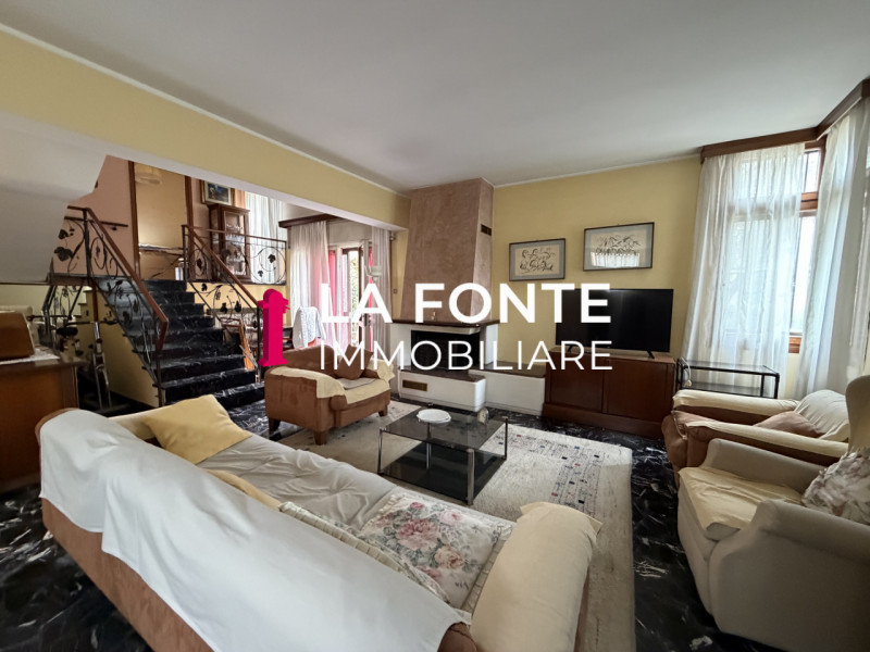 BUSA DI VIGONZA - VILLETTA SINGOLA  anni 70 dalle LINEE MODERNE ED ATTUALI

La casa offre spazi a...