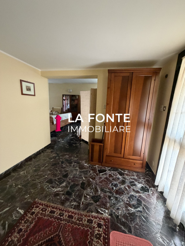 BUSA DI VIGONZA - VILLETTA SINGOLA  anni 70 dalle LINEE MODERNE ED ATTUALI

La casa offre spazi a...