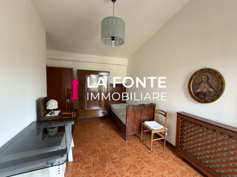 BUSA DI VIGONZA - VILLETTA SINGOLA  anni 70 dalle LINEE MODERNE ED ATTUALI

La casa offre spazi a...