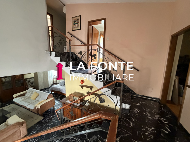 BUSA DI VIGONZA - VILLETTA SINGOLA  anni 70 dalle LINEE MODERNE ED ATTUALI

La casa offre spazi a...