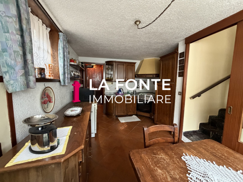 BUSA DI VIGONZA - VILLETTA SINGOLA  anni 70 dalle LINEE MODERNE ED ATTUALI

La casa offre spazi a...