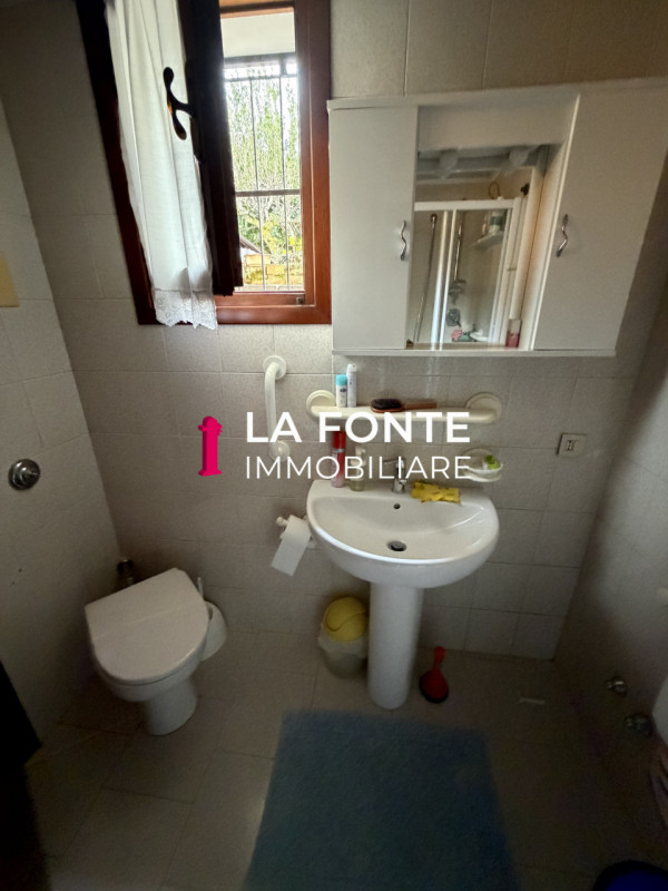 BUSA DI VIGONZA - VILLETTA SINGOLA  anni 70 dalle LINEE MODERNE ED ATTUALI

La casa offre spazi a...