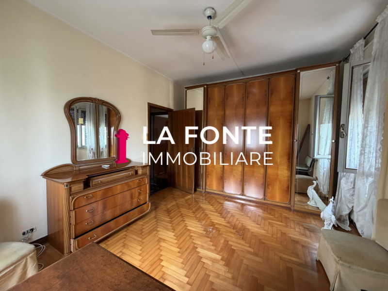 BUSA DI VIGONZA - VILLETTA SINGOLA  anni 70 dalle LINEE MODERNE ED ATTUALI

La casa offre spazi a...