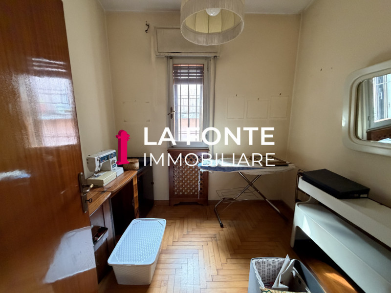 BUSA DI VIGONZA - VILLETTA SINGOLA  anni 70 dalle LINEE MODERNE ED ATTUALI

La casa offre spazi a...