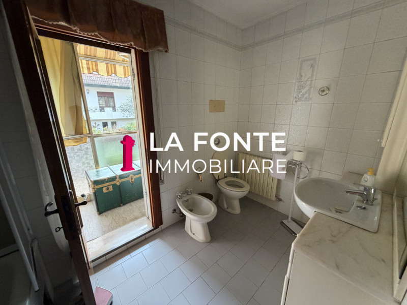 BUSA DI VIGONZA - VILLETTA SINGOLA  anni 70 dalle LINEE MODERNE ED ATTUALI

La casa offre spazi a...