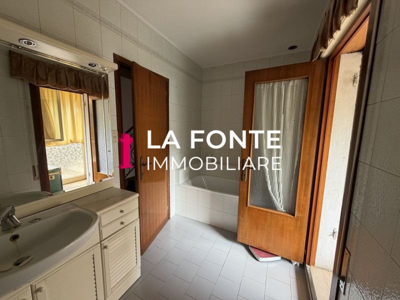 BUSA DI VIGONZA - VILLETTA SINGOLA  anni 70 dalle LINEE MODERNE ED ATTUALI

La casa offre spazi a...