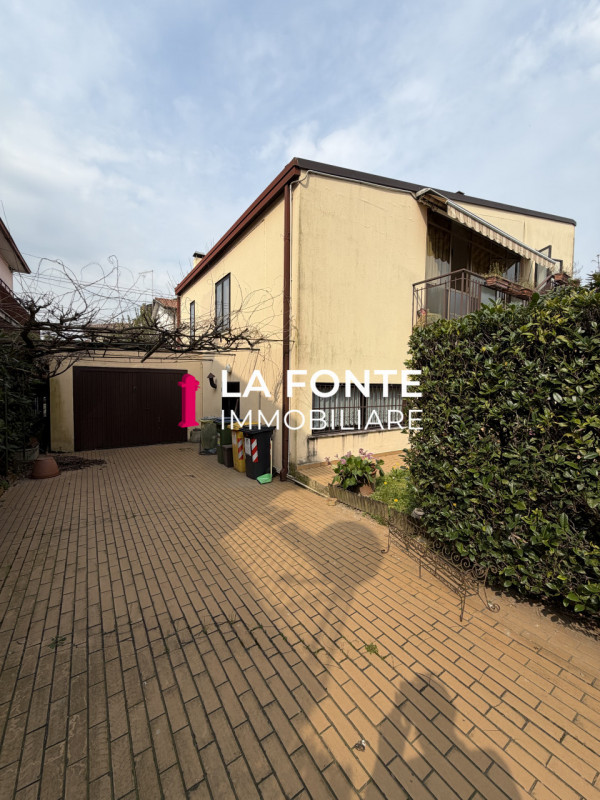 BUSA DI VIGONZA - VILLETTA SINGOLA  anni 70 dalle LINEE MODERNE ED ATTUALI

La casa offre spazi a...