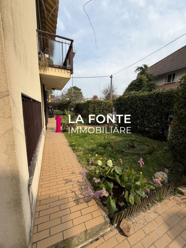 BUSA DI VIGONZA - VILLETTA SINGOLA  anni 70 dalle LINEE MODERNE ED ATTUALI

La casa offre spazi a...