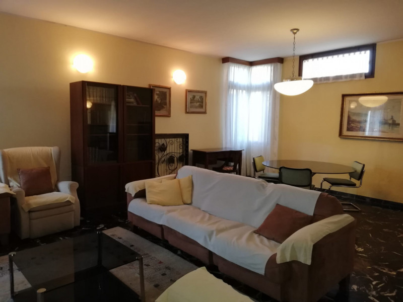 BUSA DI VIGONZA - VILLETTA SINGOLA  anni 70 dalle LINEE MODERNE ED ATTUALI

La casa offre spazi a...