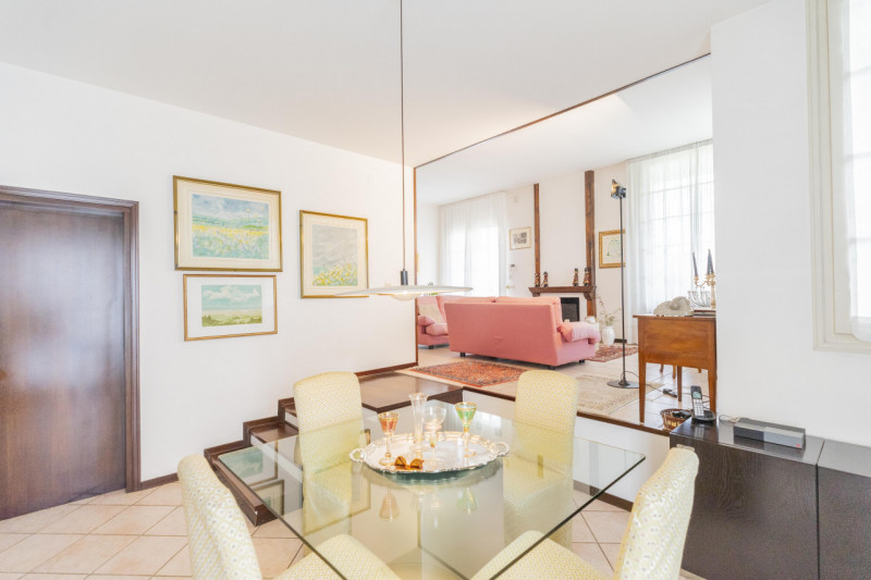 Saonara: esclusiva villa singola su più livelli con ampio giardino di proprietà e composta al pia...