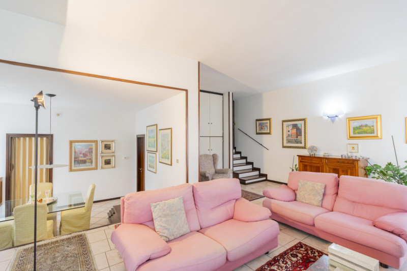 Saonara: esclusiva villa singola su più livelli con ampio giardino di proprietà e composta al pia...